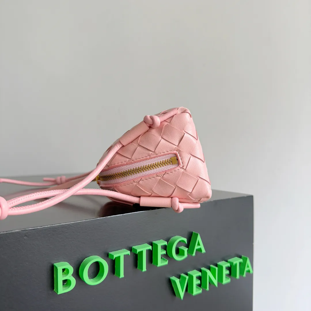Batch 1260 BV new mini bag ceiling Bottegaveneta new Concert Pouch bag is small and has a large capacity. It can hold a Pro max mobile phone. The shoulder strap is adjustable for cross-body carry. It is very cost-effective when carried on one shoulder. The latest small bag in autumn has a lot of capacity. It can hold 4 short clips. I also tried it and it can hold one of my fists. It is cute, the capacity is touching and the length of the shoulder strap is adjustable for daily commuting. Full score 10 #bv woven bag Style number: 794258 Size: 18.5*11.5*8.5cm